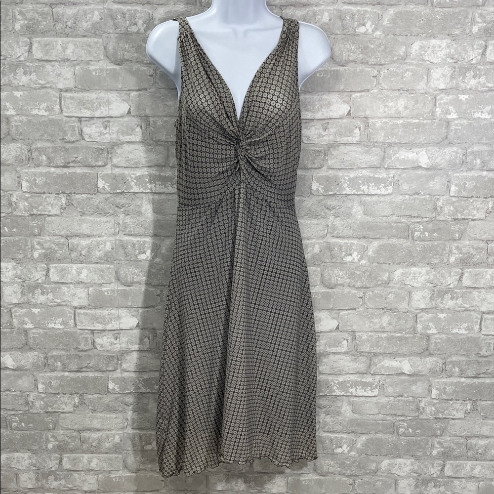 Max Studio Vneck Twisted front in geometric pattern